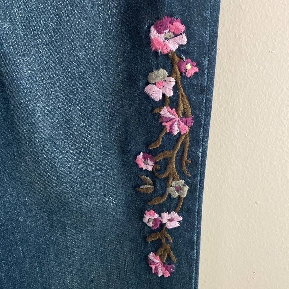 Crown & Ivy Women’s Floral Embroidered Dark Wash Mid Rise Skinny Jeans Size 10R - Picture 7 of 9